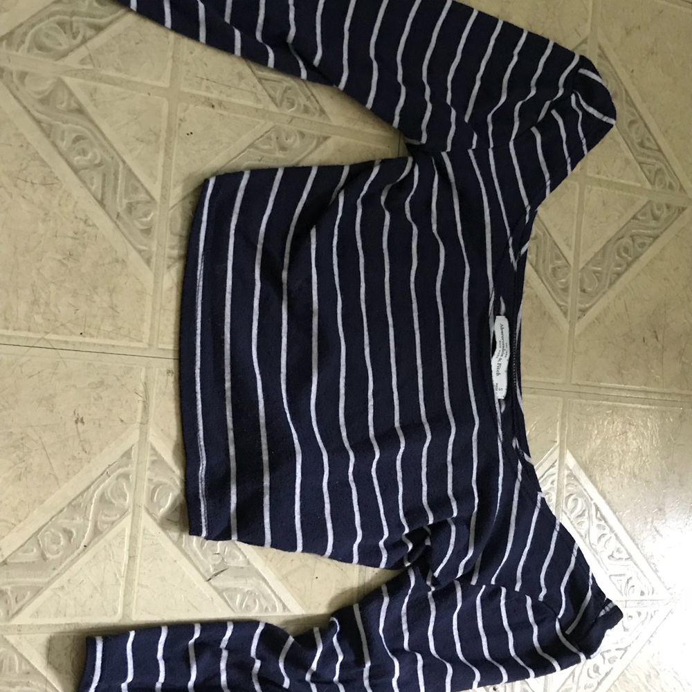 Cropped long sleeve crop top.